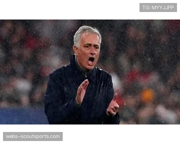 终场哨响,本菲卡老将因体力透支被搀扶离场 终场哨响,本菲卡老将因体力透支被搀扶离场